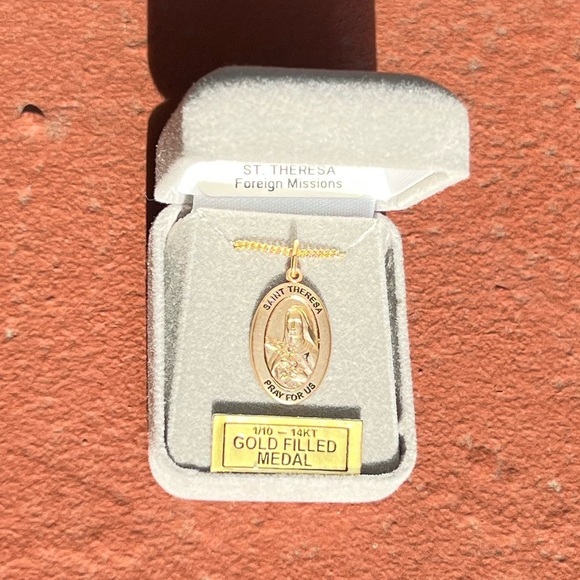 St. Theresa Gold-Filled Oval Medal with 18” Chain Religious Necklace - Picture 2 of 4